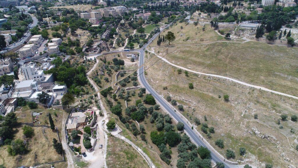 גשר הכבלים בגיא בן הינום: הישג הנדסי פורץ דרך בלב ירושלים