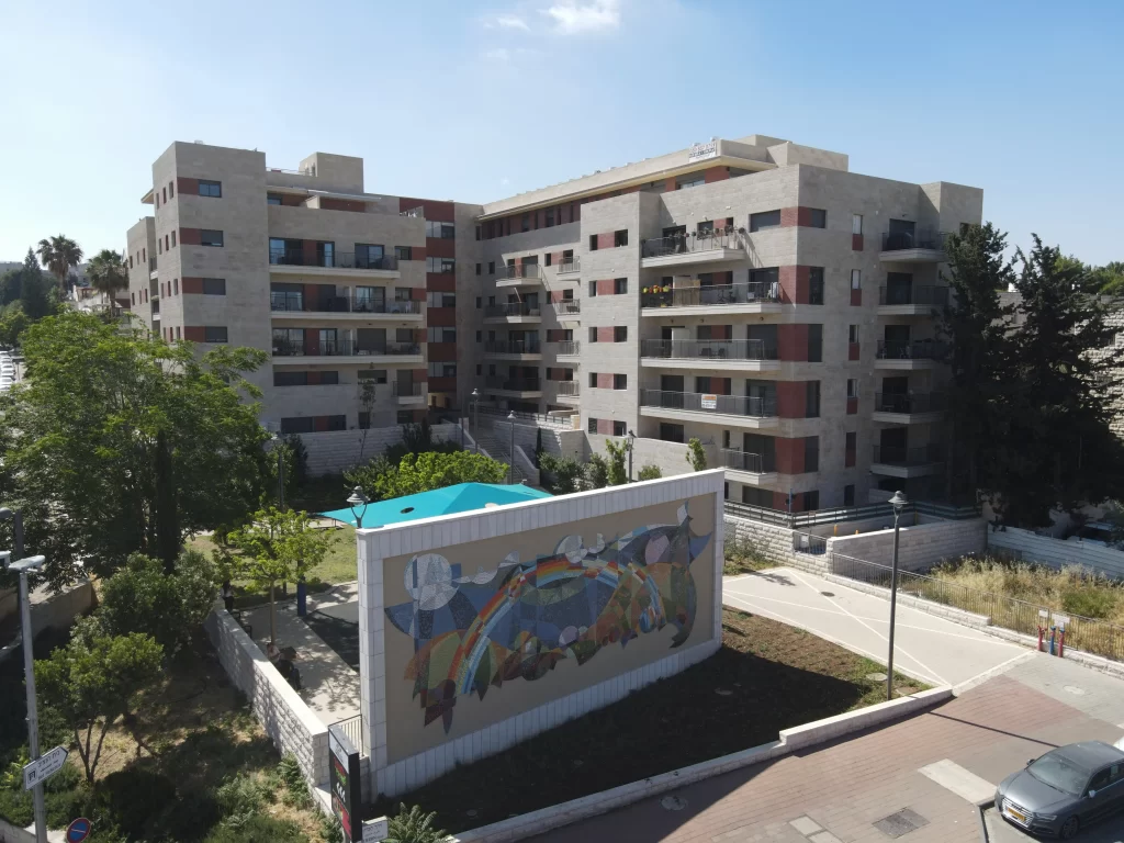 נוף ילדות: אתגר הנדסי ושימור אומנותי על ציר הרכבת הקלה