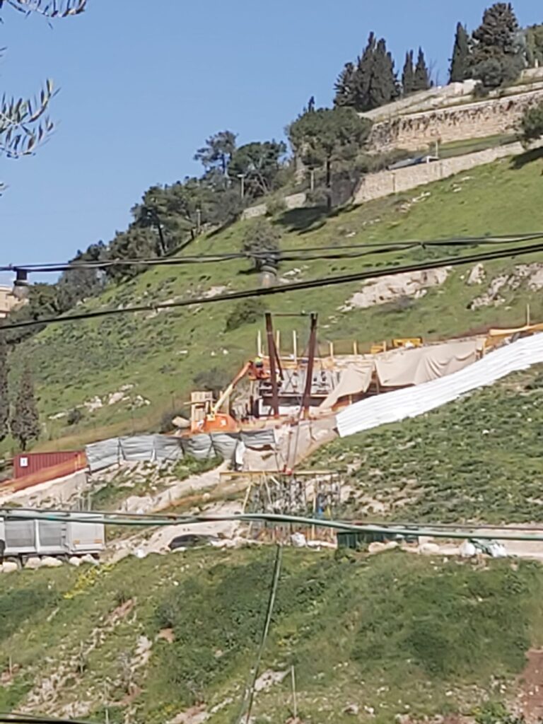 גשר הכבלים בגיא בן הינום: הישג הנדסי פורץ דרך בלב ירושלים