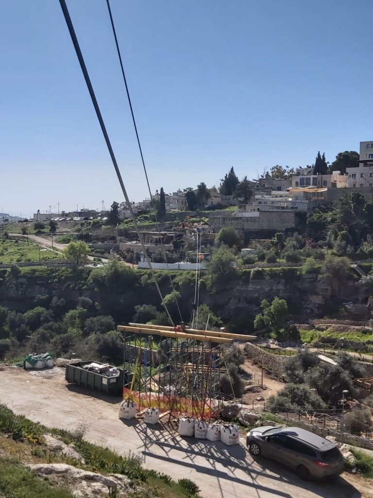 גשר הכבלים בגיא בן הינום: הישג הנדסי פורץ דרך בלב ירושלים