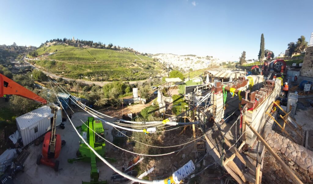 גשר הכבלים בגיא בן הינום: הישג הנדסי פורץ דרך בלב ירושלים