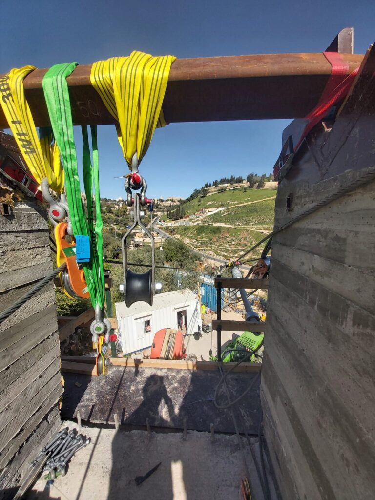 גשר הכבלים בגיא בן הינום: הישג הנדסי פורץ דרך בלב ירושלים