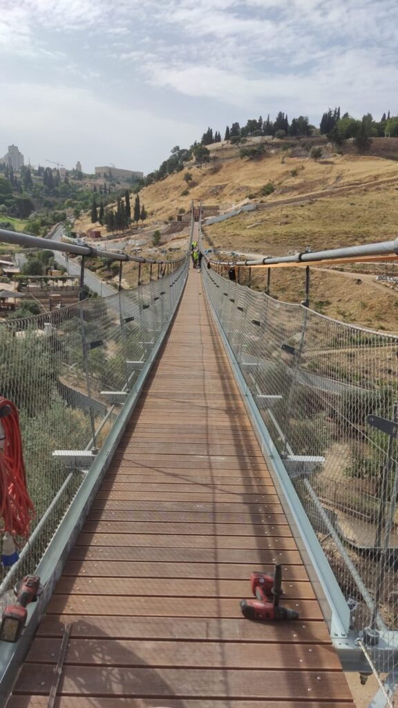 גשר הכבלים בגיא בן הינום: הישג הנדסי פורץ דרך בלב ירושלים