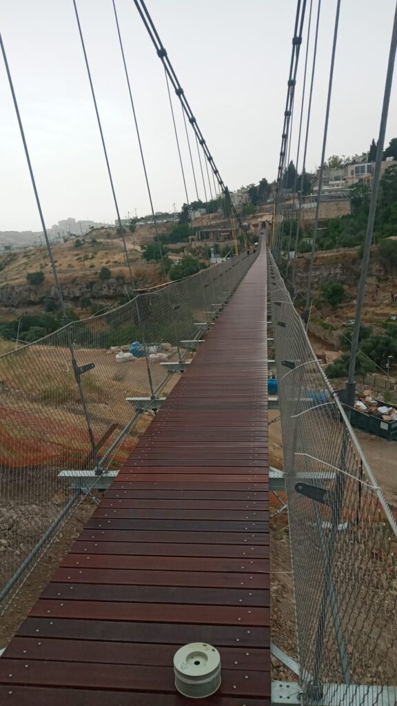 גשר הכבלים בגיא בן הינום: הישג הנדסי פורץ דרך בלב ירושלים