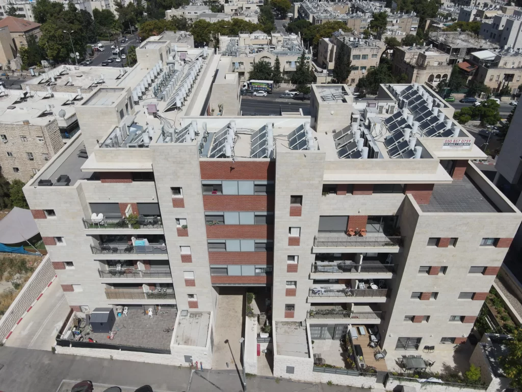 נוף ילדות: אתגר הנדסי ושימור אומנותי על ציר הרכבת הקלה