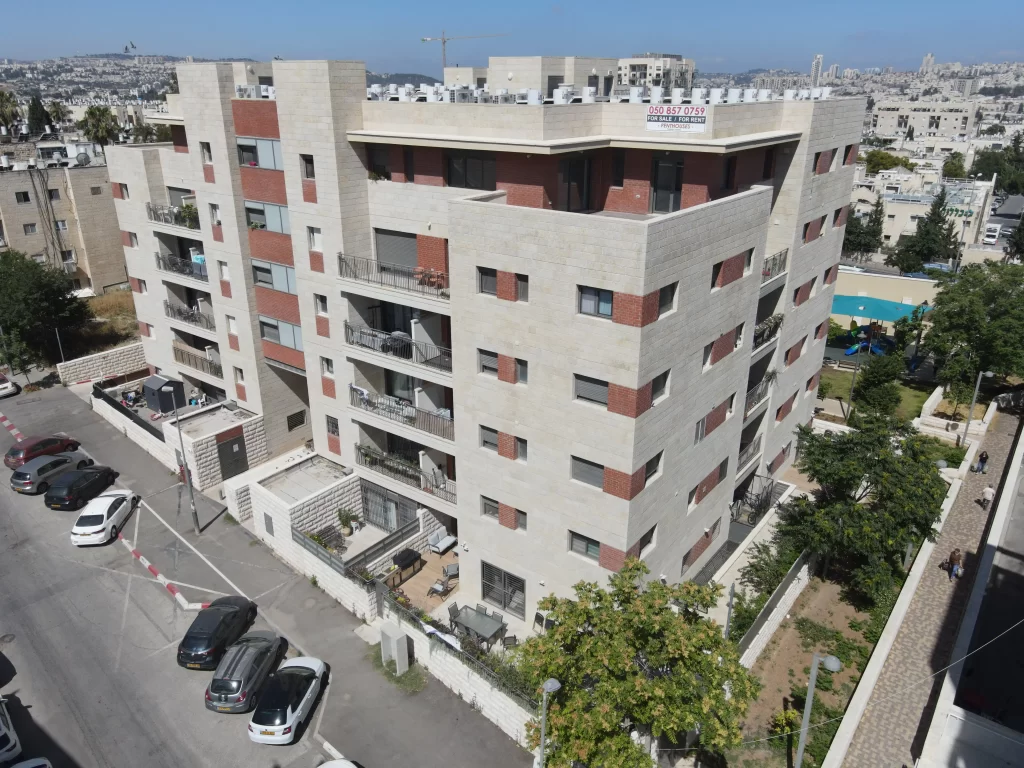 נוף ילדות: אתגר הנדסי ושימור אומנותי על ציר הרכבת הקלה