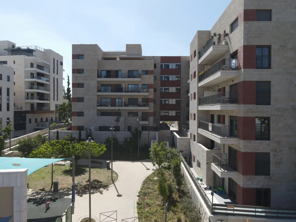 נוף ילדות: אתגר הנדסי ושימור אומנותי על ציר הרכבת הקלה