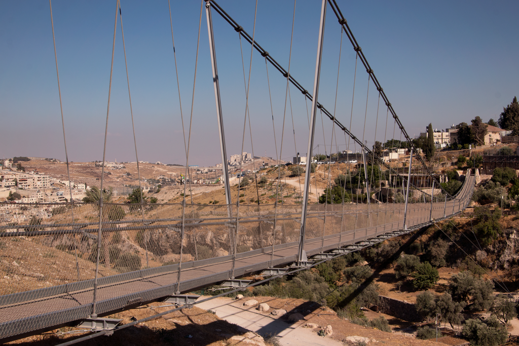 גשר הכבלים בגיא בן הינום: הישג הנדסי פורץ דרך בלב ירושלים
