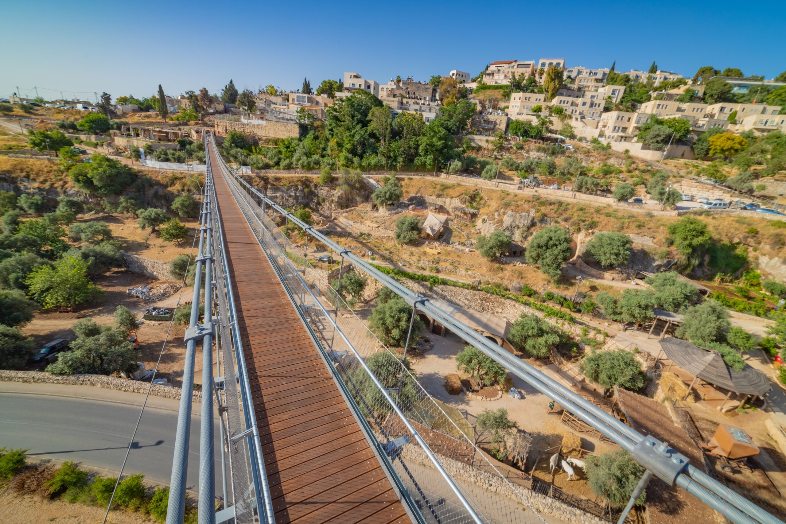 גשר הכבלים בגיא בן הינום: הישג הנדסי פורץ דרך בלב ירושלים